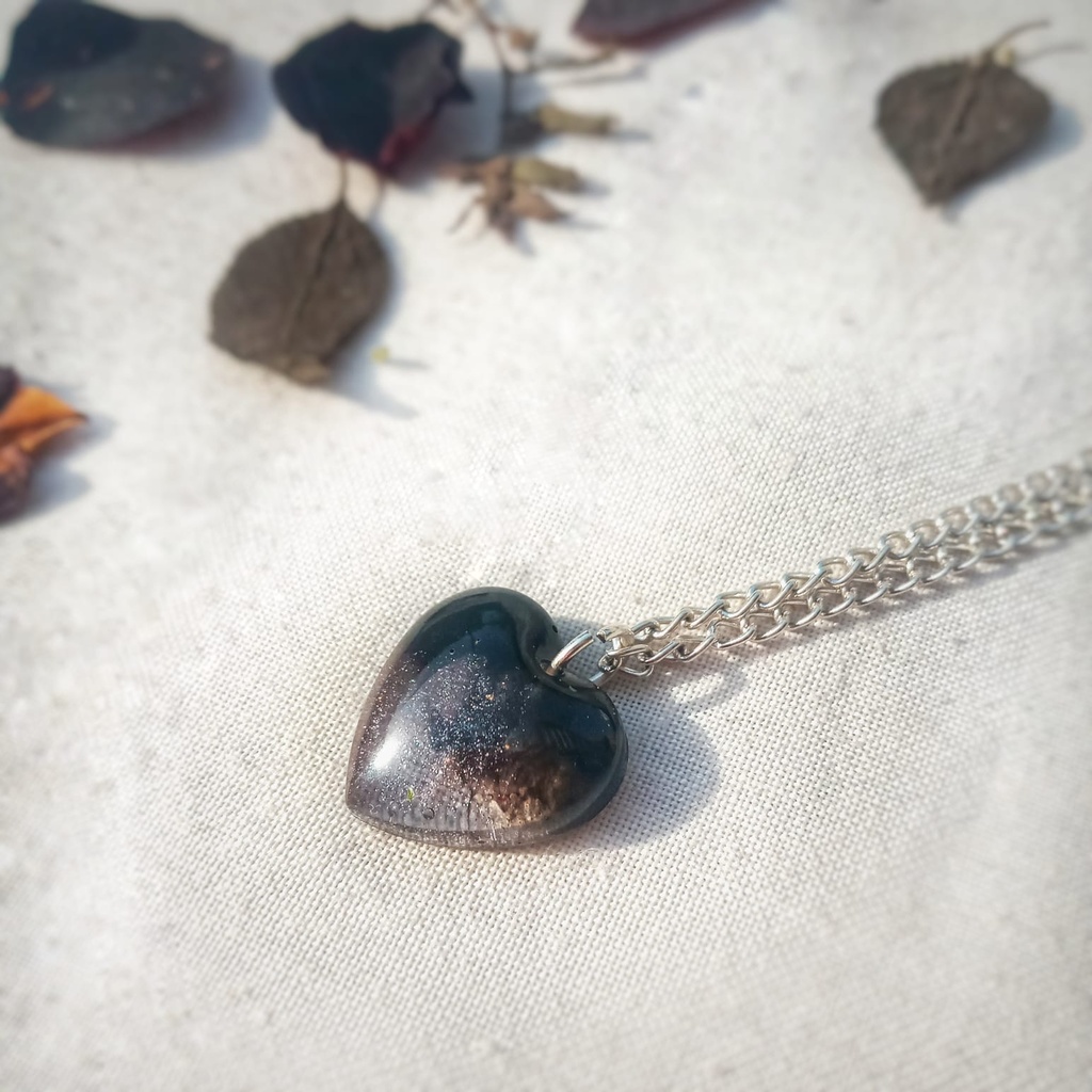 Black heart pendant